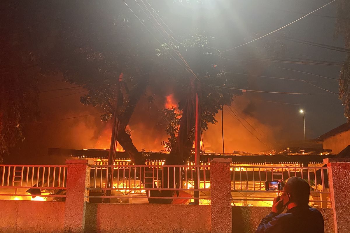 Kebakaran Hebat Melanda Pasar Taman Puring, Empat Tahanan Dievakuasi