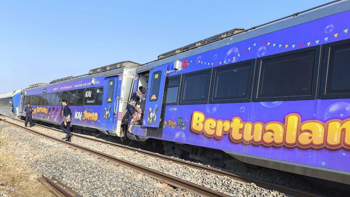 Evakuasi Kereta yang Anjlok di Stasiun Pegadenbaru: Upaya Pemulihan dan Keselamatan Perjalanan